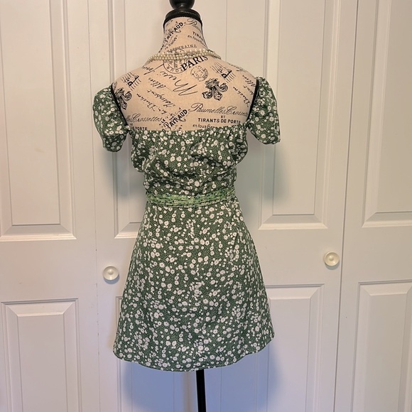 Green Princess Sleeve & Buttons Summer Dress - Picture 3 of 4